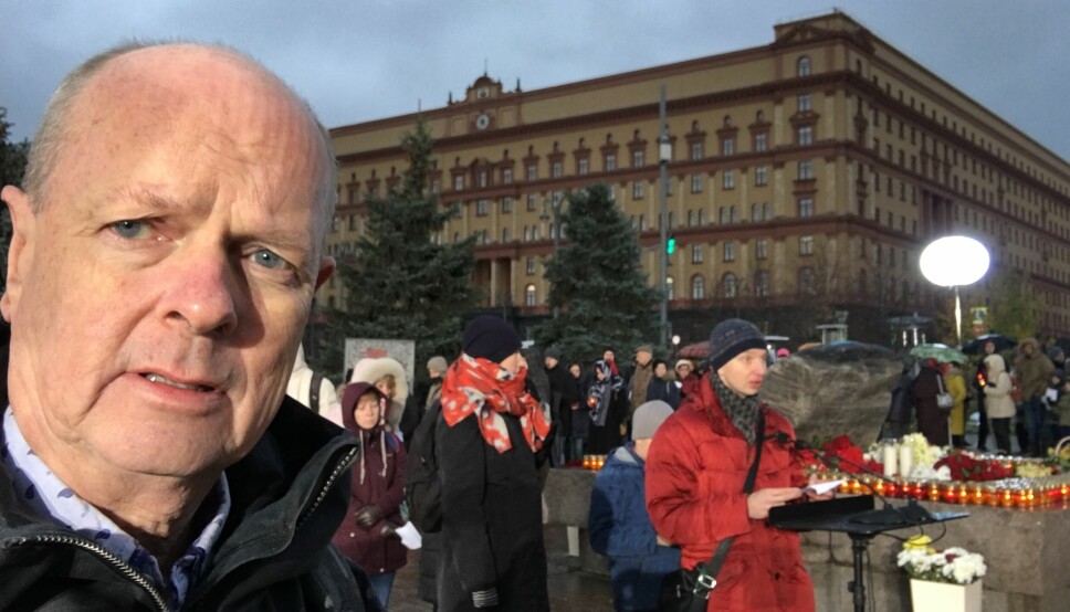 MARKERING I MOSKVA: På Lubjankaplassen i Moskva står Solovetskijsteinen til minne om terroren under Stalin. Disse bildene tatt 30. oktober 2017, under markeringen for ofrene for terroren.