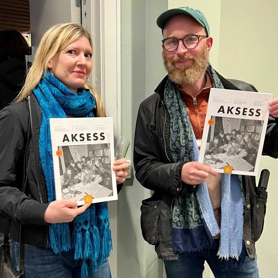 AKSESS' frilansjournalister Lene Christensen og Magnus Helgerud med første utgave. Foto: Heidi Meen