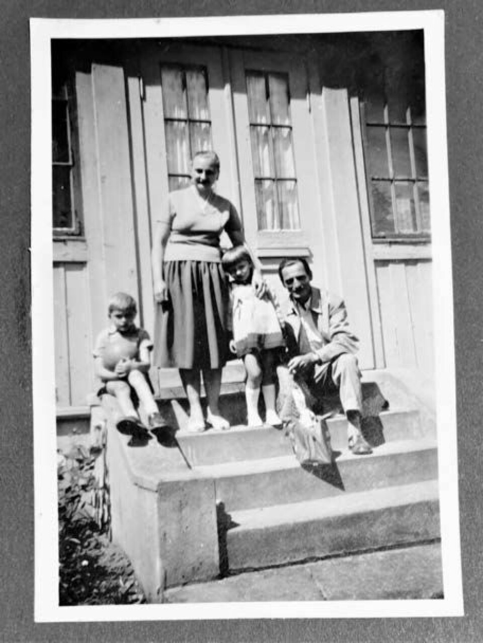 FAMILIEN I NORGE: Familien Batta det året de kom til Norge. Bildet er tatt i Hølen i Norge i 1957. Fra venstre: Peter Josef, mamma Ilona, Ilona Katilin og pappa Jozsef Batta.