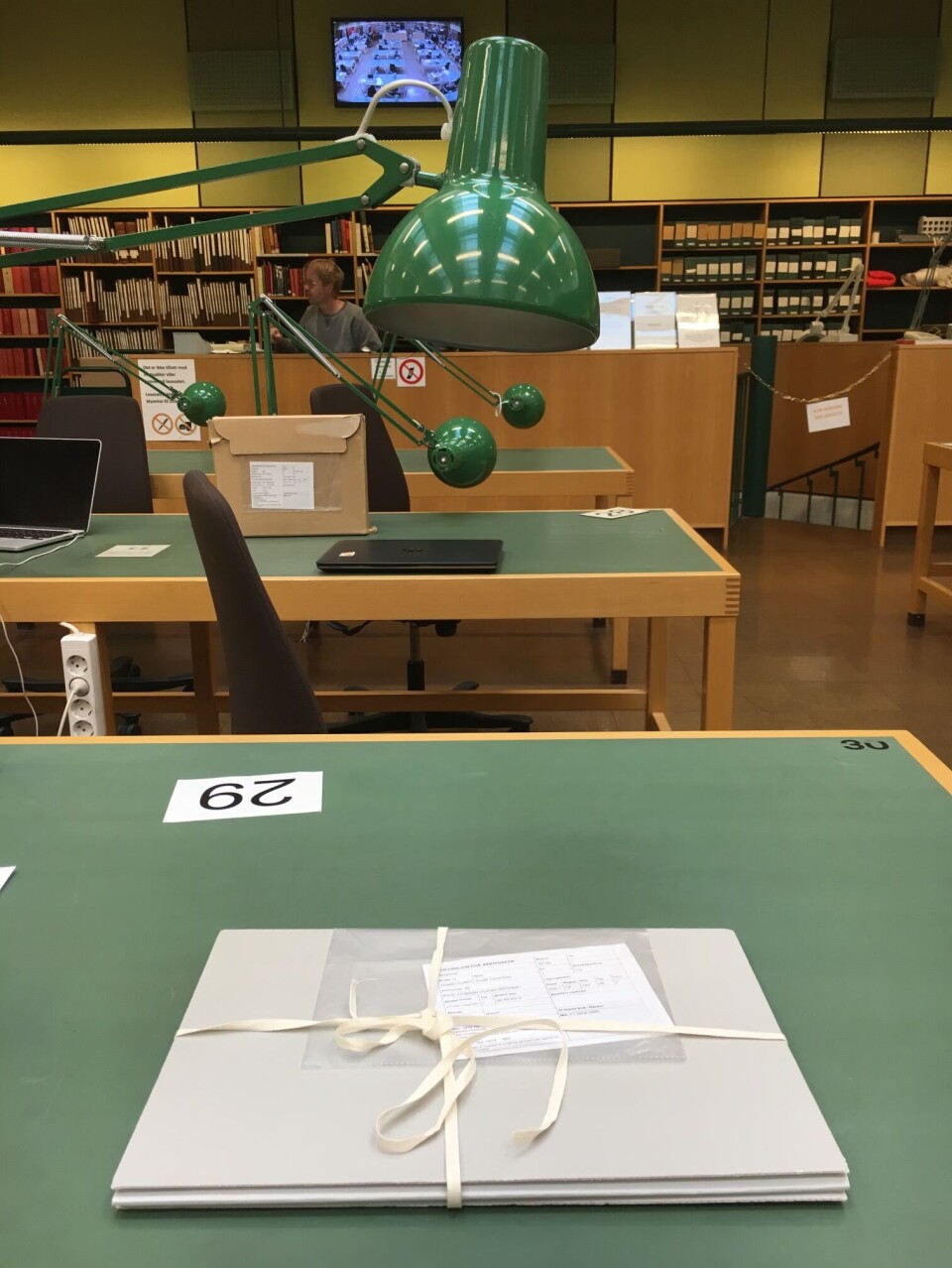 PÅ LESESALEN: For å finne ut av historien, søkte Lorentzen blant annet innsyn i Landssvikerarkivet. At hun selv kunne se og ta på materialet, bringer en egen nerve og tilstedeværelse inn i formidlingen.