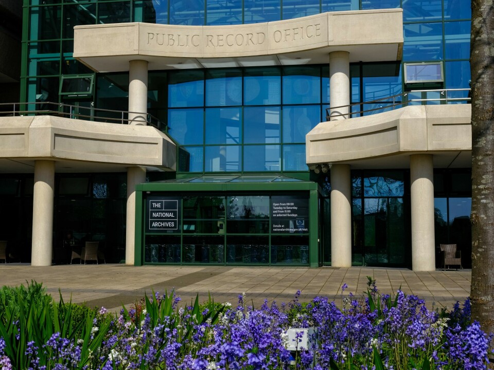 «Public Record Office», offentlige arkiver, står det over inngangen til The National Archives i Kew.
