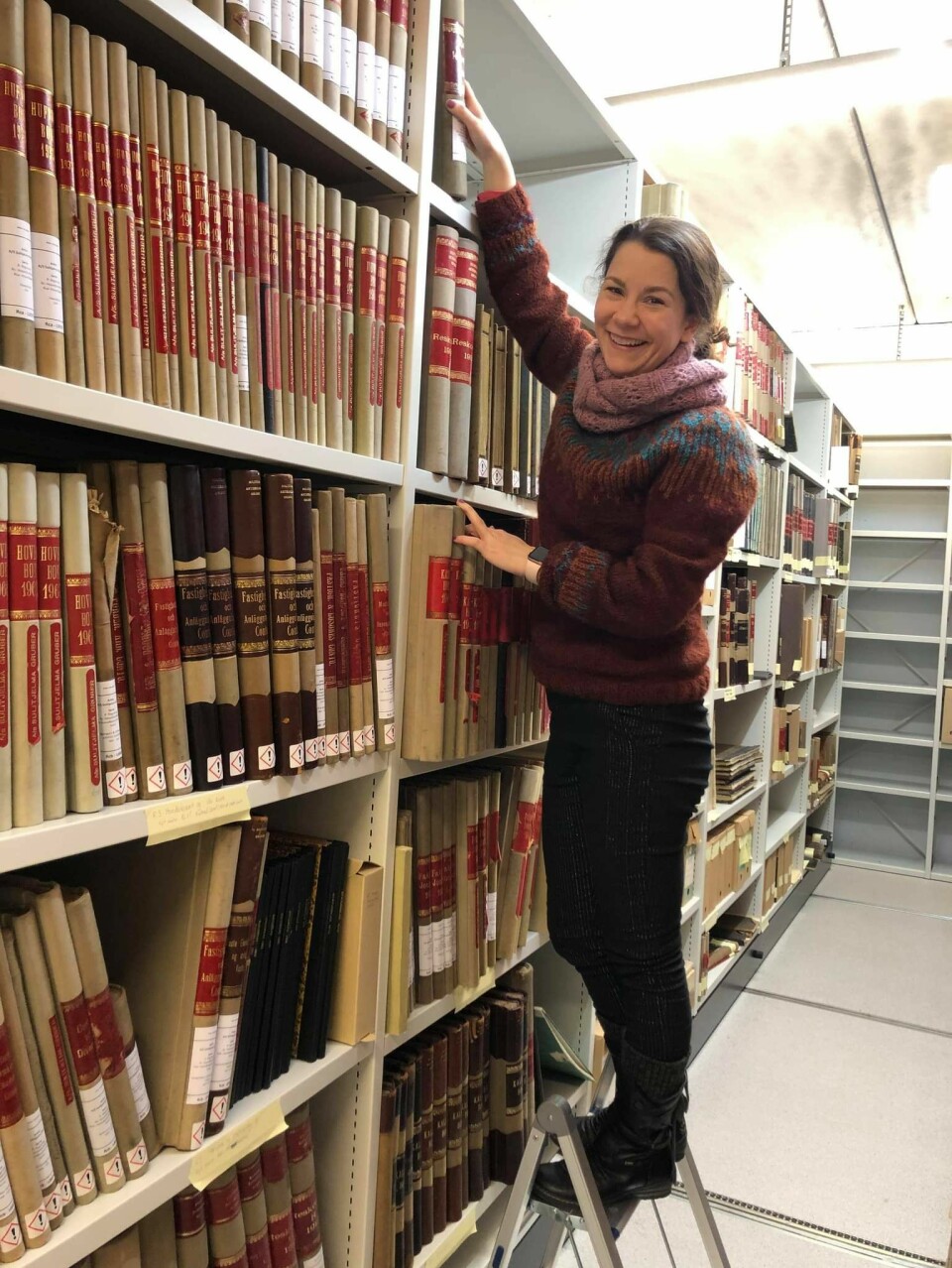 PROSJEKTLEDER OG ARTIKKELFORFATTER: Caroline Martha Torrissen ved Arkiv i Nordland viser frem ferdig ordnet arkivmateriale fra Sulitjelma Gruber. Her er det regnskapsprotokoller som har fått etiketter.