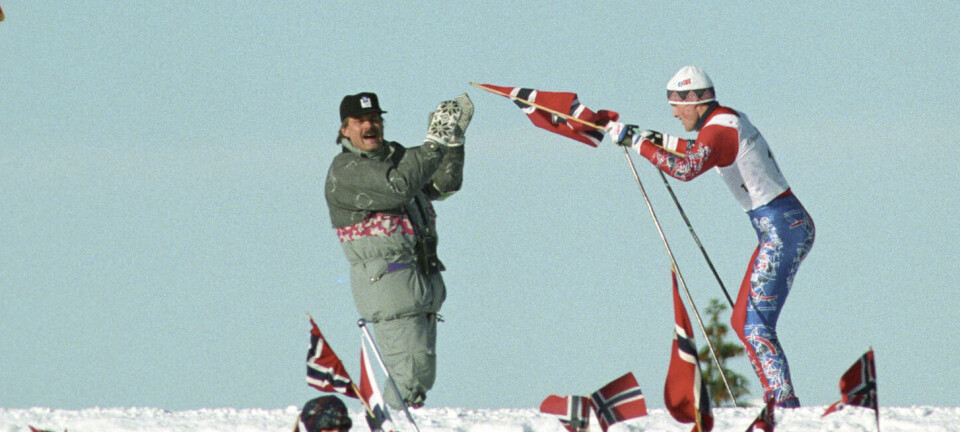 LILLEHAMMER 1994: Fred Børre Lundberg med norske flagg i hånden tiljubles av såvel publikum som funksjonærer på 'OL-haugen' like før Birkebeiner Skistadion. Lundberg vant OL-gull i kombinert.