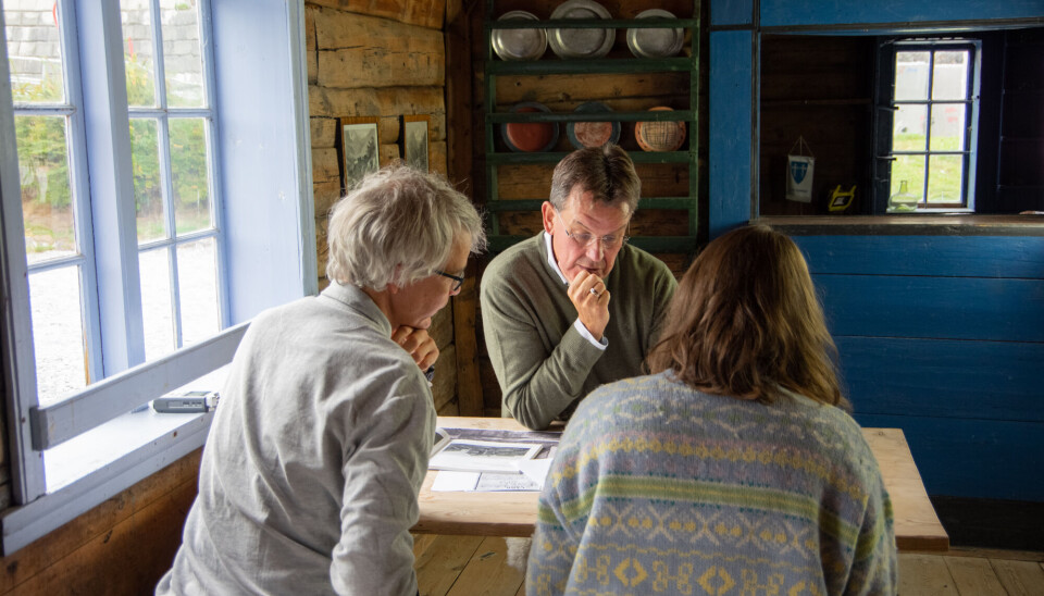 Privatarkivar Per Olav Bøyum, fylkesdirektør Rune Haugsdal og museumspedagog Mari Sofie Sandvik frå De Heibergske Samlinger - Sogn Folkemuseum ser på kjeldematerialet.