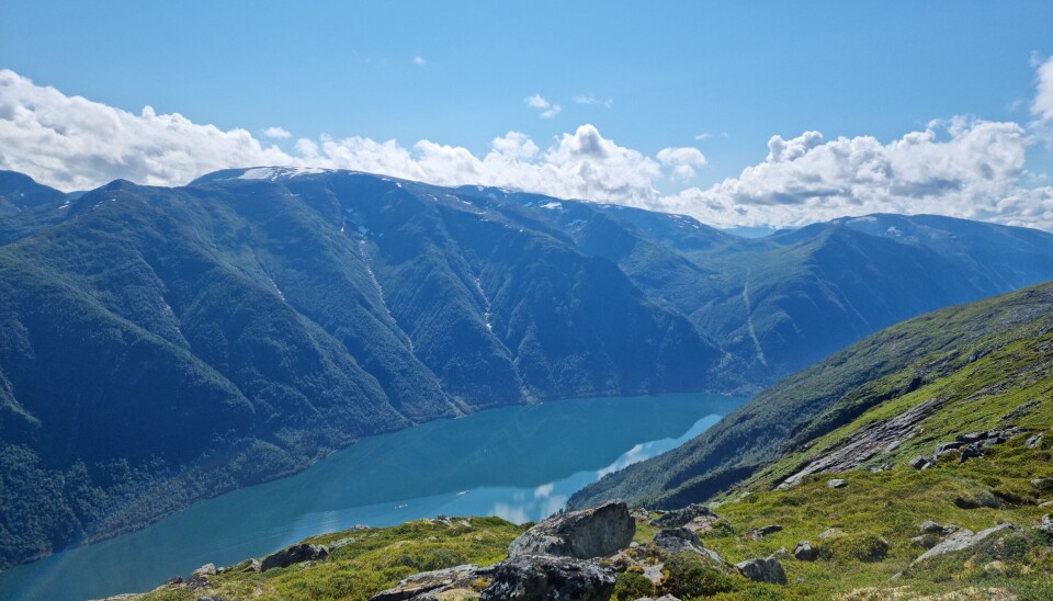 Bilete av Fjærlandsfjorden med utsikt rett over mot Skitneviki.