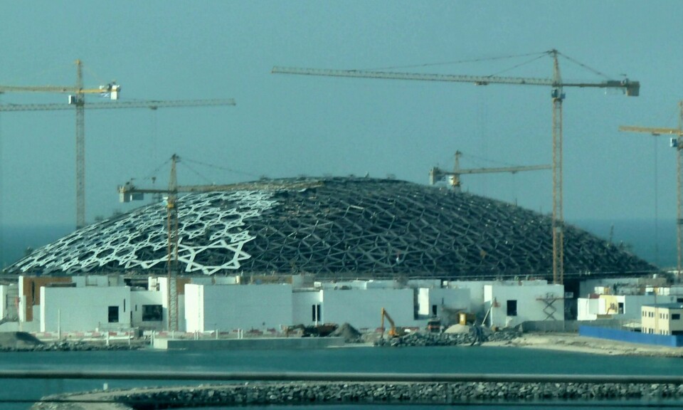 Abu Dhabi Louvre blei eit tidleg symbol på UAE sine kulturambisjonar - og baksida av dei. UAE betalte 5 mrd. for å bruke Louvre-namnet. Det blei rapportert om elendige forhold og dødsfall blant arbeidarar. I tillegg blei museet innblanda i ei kriminalsak om kjøp av stolne gjenstandar. Louvre i Paris og Emmanuel Macron har fått sterk kritikk for å kaste glans over prosjektet.