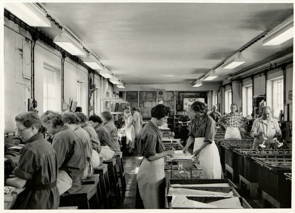 SAMFUNNSMESSIG VERDI: En stor del av samfunnets verdiskaping skjer i privat sektor, og store næringsvirksomheter er og har vært selve bærebjelken i mange lokalsamfunns økonomiske, kulturelle og sosiale liv. Dette bildet er fra «forsølveriet» ved Th. Marthinsen Sølvvarefabrikk AS på 1950-tallet.