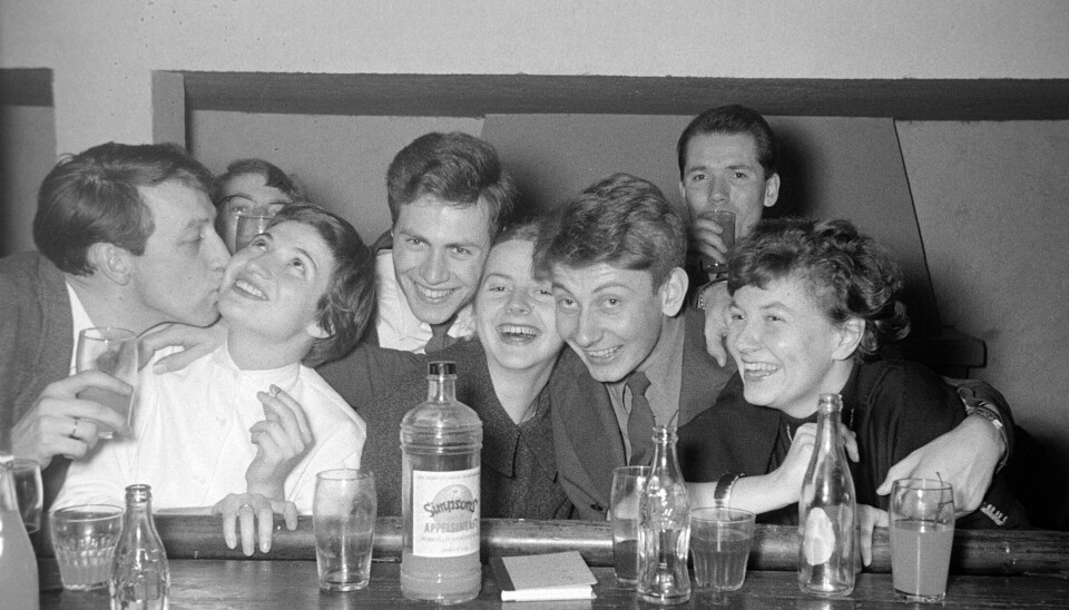 FEST PÅ SAMFUNDET: Appelsinsaft, cola og hyggelig tone mellom studentene i 1956.