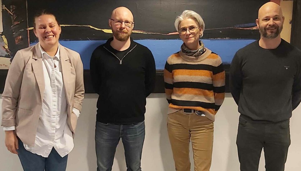 I studio treffer vi Gro Stormoen Nilsen som er fagleder i Agder kommunale støttetjenester (AKST) og André Eiken som er arkivleder i Hægebostad kommune. Bildet viser fire mennesker som står oppstilt på rekke og smiler mot kameraet