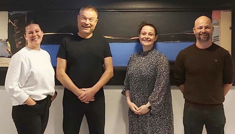 I fjerde episode av Arkivtjenesten er avdelingsdirektør Kjetil Reithaug og tilsynsleder Ingrid Lyngmo fra Arkivverket gjester. Bildet viser fire mennesker som står oppstilt på rekke og smiler mot kameraet