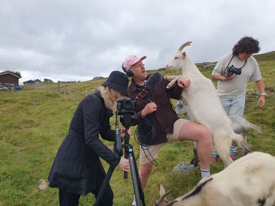 Ivrige brekende statister under innspilling.