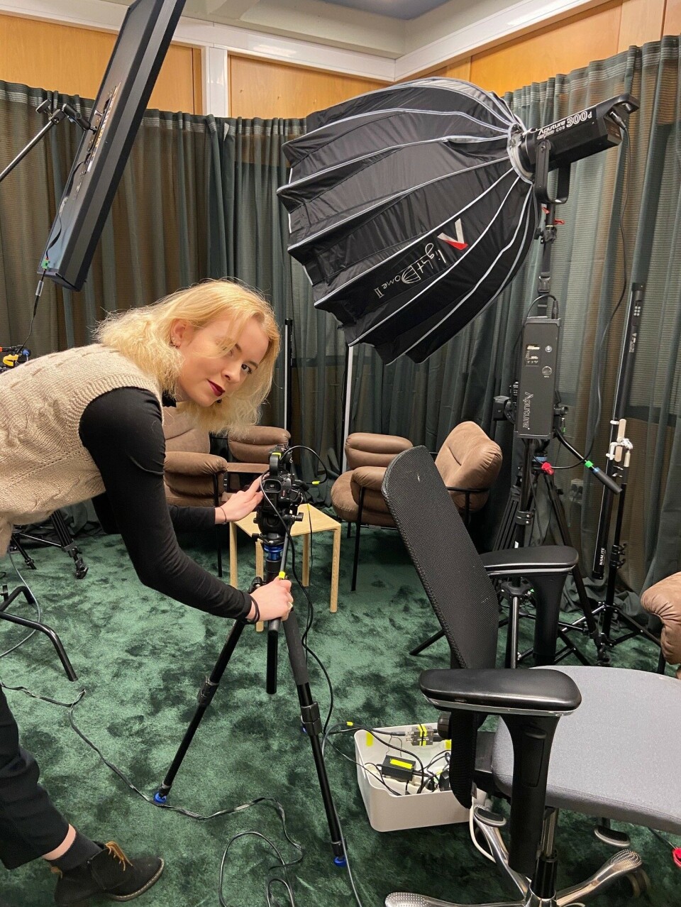 Idunn gjør studioet klar for filming.