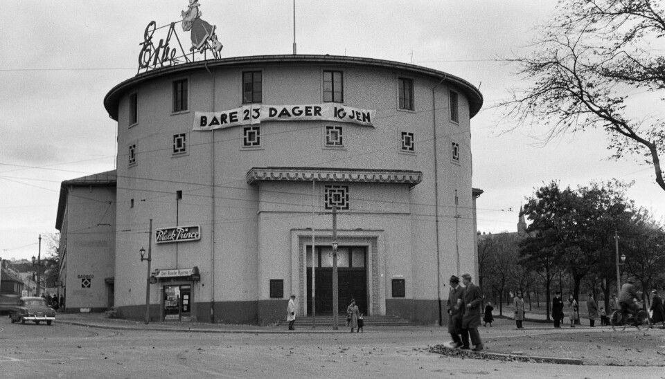 Studentersamfundet i Trondhjem i 1955. Sort-hvitt-bildet viser et rundt bygg. Det står 'Bare 23 dager igjen' på et banner høyt oppe på veggen.
