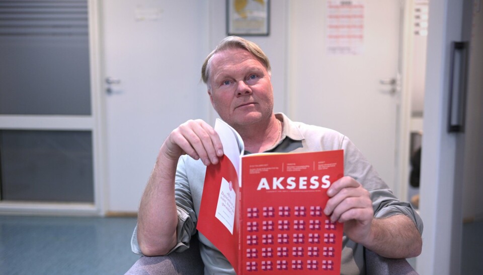 Ketil Jensen med Aksess nr. 3 2024. En mann sitter i en lenestol og ser mot kameraet. Han har et rødt blad i hånden. Det står Aksess på forsiden.