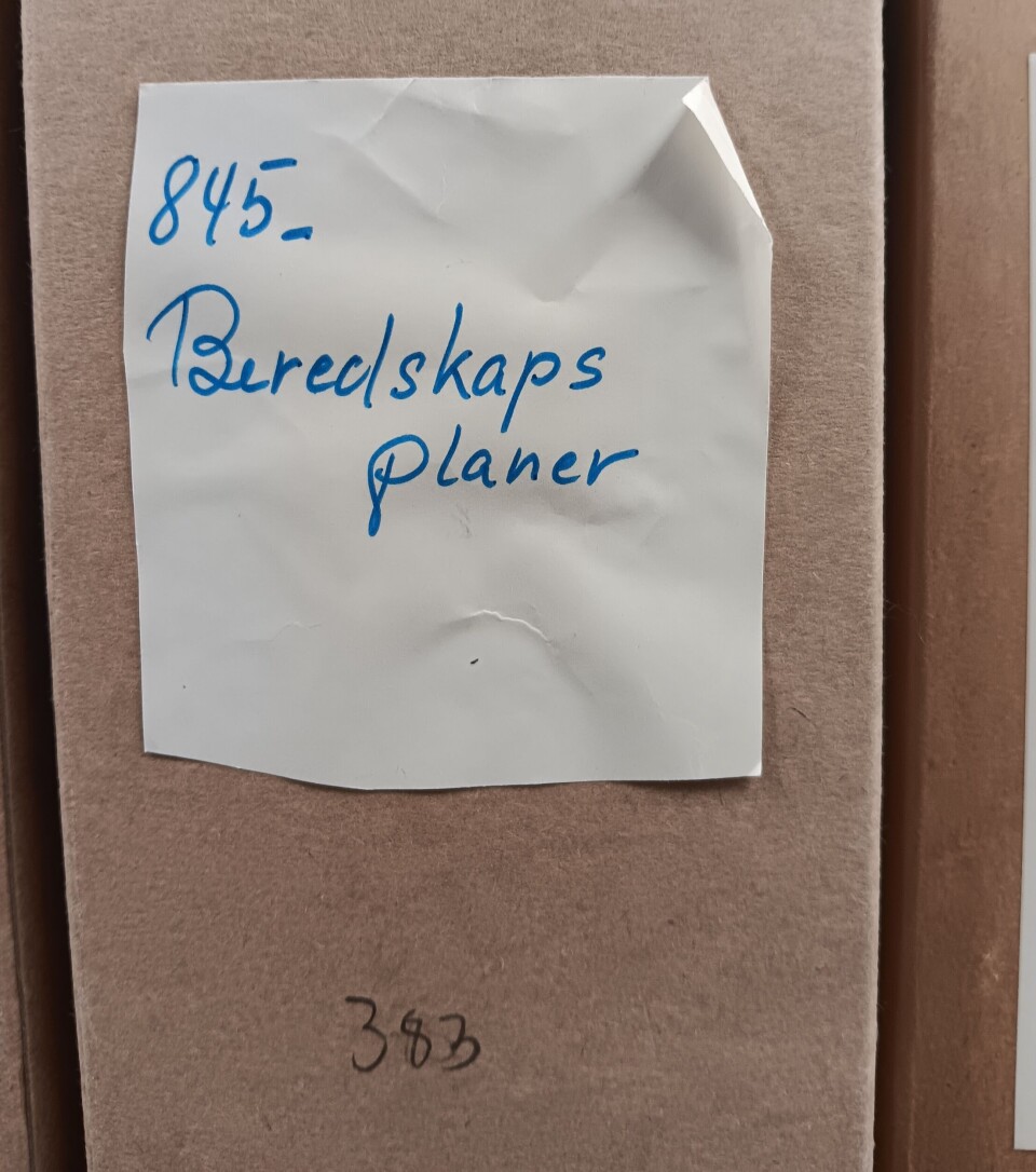 BEREDSKAP: Arkivboks fra saksarkivet i et formannskap. Bildet viser ryggen på en brun arkivboks med en lapp på. Der er det skrevet (i blå tusj): 845 - Beredskapsplaner. Lenger ned på esken står det skrevet 383 i blyant.