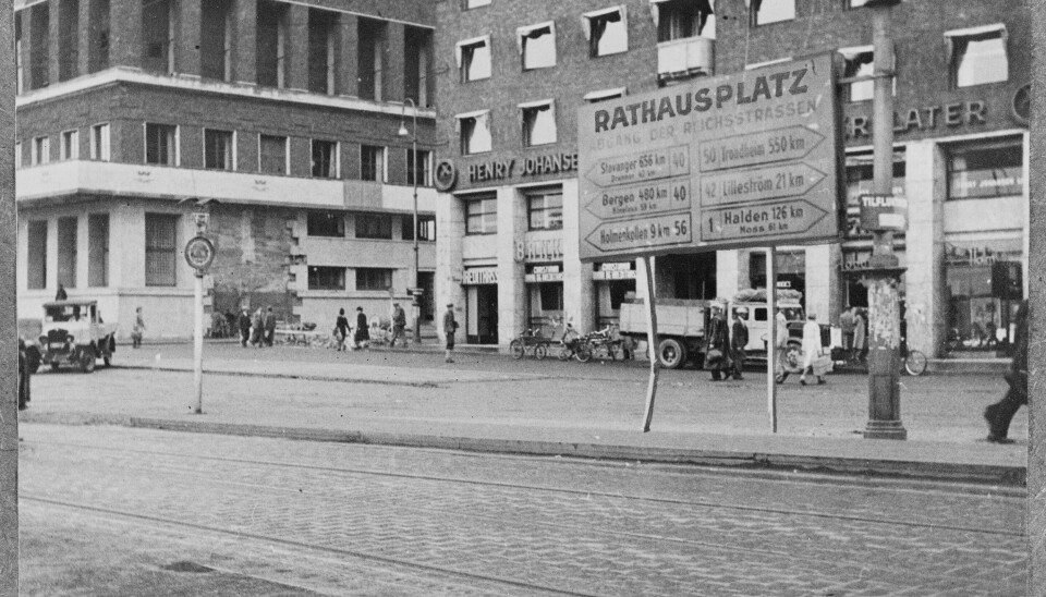 OKKUPERT: Sjøsiden av Rådhuset med skilt under okkupasjonen merket «Rathausplatz».