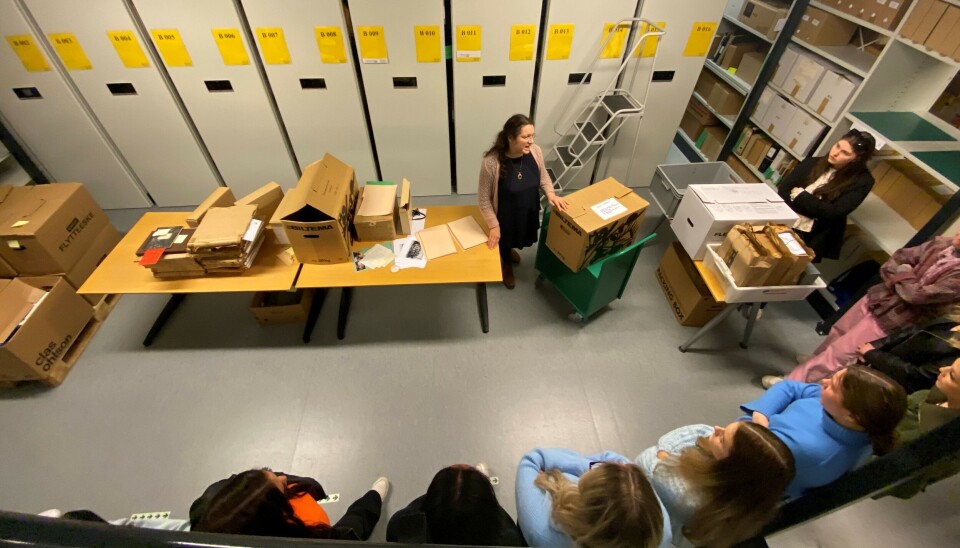 Ulla Nachtstern med studenter i Vestfoldarkivets arkivmagasin