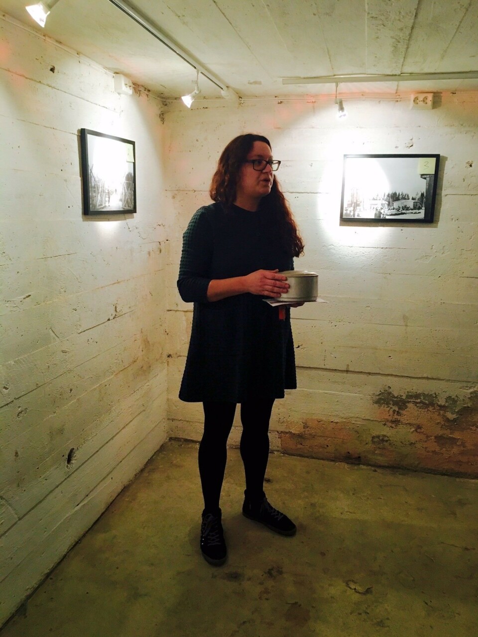 Arkivformidler Ulla Nachtstern i en av straffecellene på Berg interneringsleir i Tønsberg.