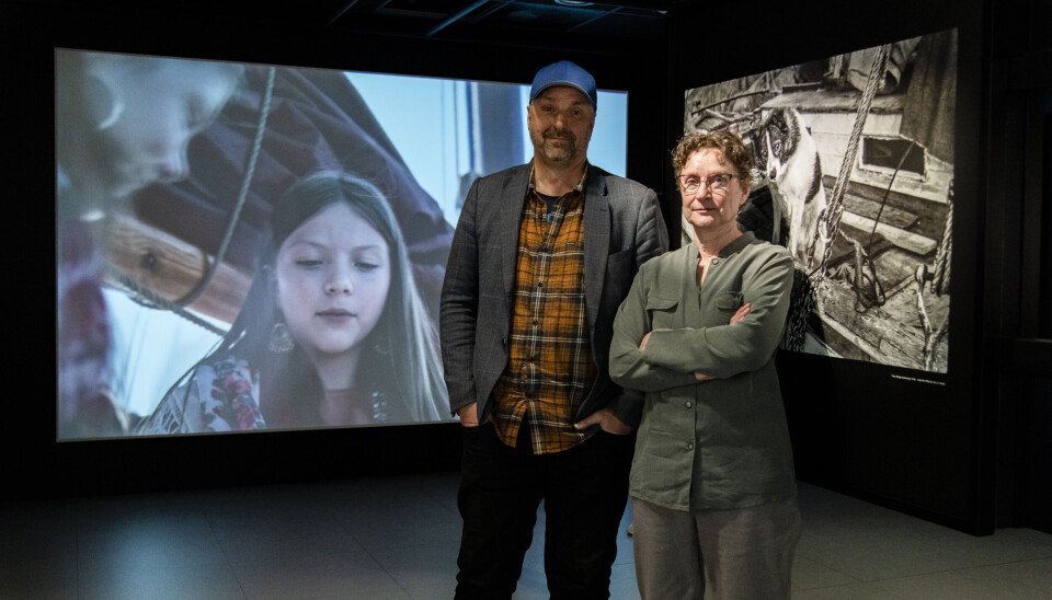 Filmskaper Ole Bernt Tellefsen, som har laget Folket som forsvant, sammen med Hannele Fors, prosjektleder for utstillingen og fotoarkivar ved KUBEN.