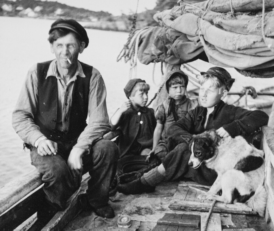 BÅTREISENDE: Sommeren 1946 besøkte fotograf Birger Dannevig en båtreisende familie som lå oppankret utenfor Arendal. Fotografiene er del av Norges dokumentarv.