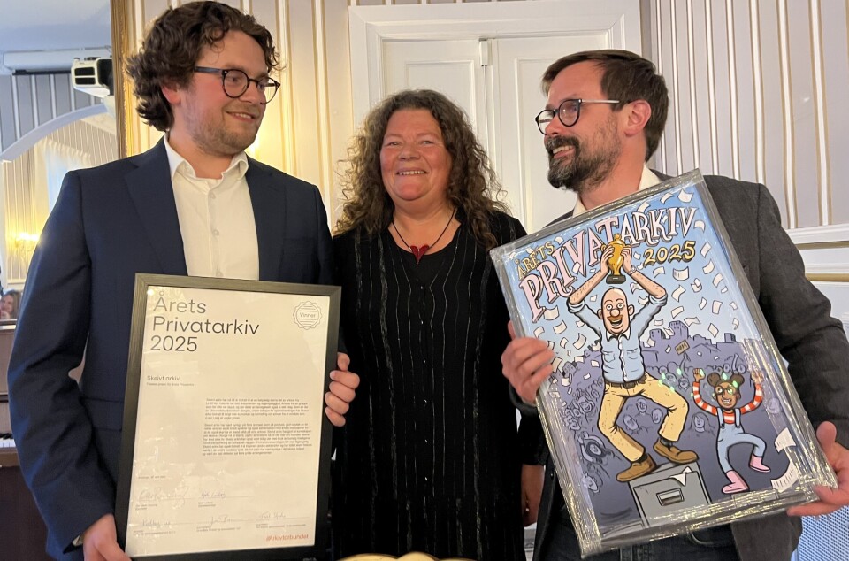 PRISVINNER: Herman Birkeland Krohn Dale og Runar Jordåen (t.h.) mottok prisen på vegne av Skeivt Arkiv. Kathy Lie ledet juryen.