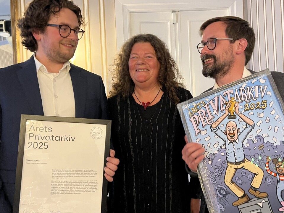 PRISVINNER: Herman Birkeland Krohn Dale og Runar Jordåen (t.h.) mottok prisen på vegne av Skeivt Arkiv. Kathy Lie ledet juryen.