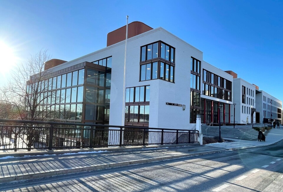 Bærum kommune Bildet viser et moderne bygg med mye glassvinduer, ved en vei