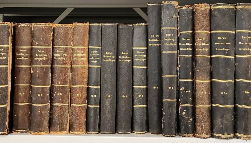 Herredsstyres forhandlinger: i Bærum kommunes historiske arkiver finnes hyllemeter med forhandlinger og papirarkiv. Bildet viser en rad av brune bøker med gullskrift på ryggen