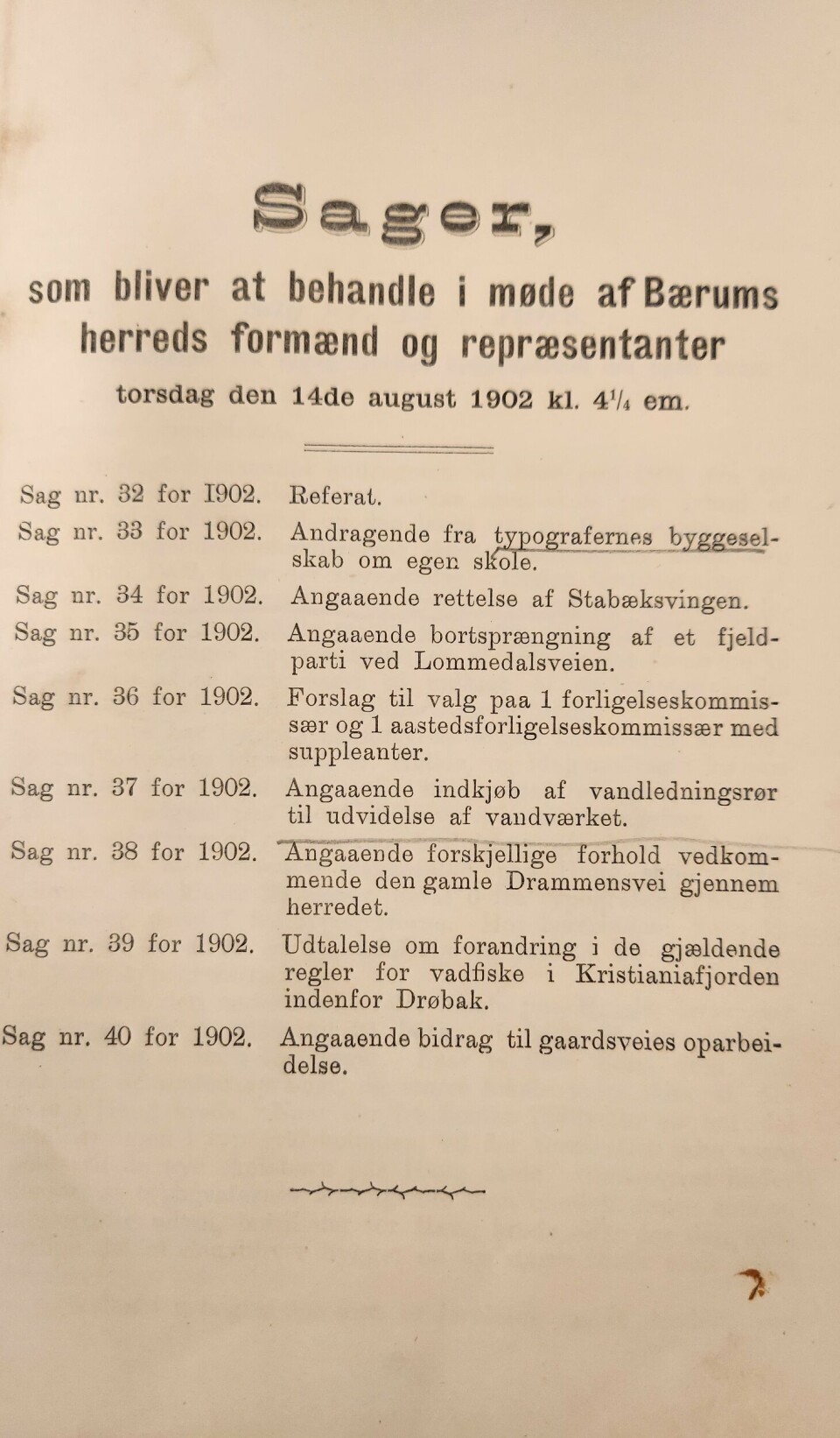 Bærum herred saksliste møte 14. august 1902: Den gang det var «herred», det ble behandlet «sager» og det var «formænd og repræsentanter» som deltok i lokaldemokratiet. Et gulnet ark med tekst. Øverst står det 'Sager som bliver at behandle i møde af Bærums herreds formænd og representanter.