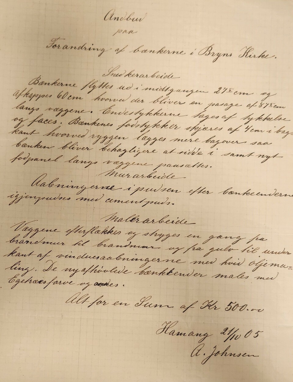 Anbudsdokumentet fra A. Johnsen til Bryn kirke, 1905: Selv tidlig på 1900-tallet ble det gitt anbud, her på benkene i datidens Bryn kirke. Det innebar både snekker-, murer-, og malerarbeid - i utsøkt håndskrift! Et gulnet brevark med hånskdrevet tekst.