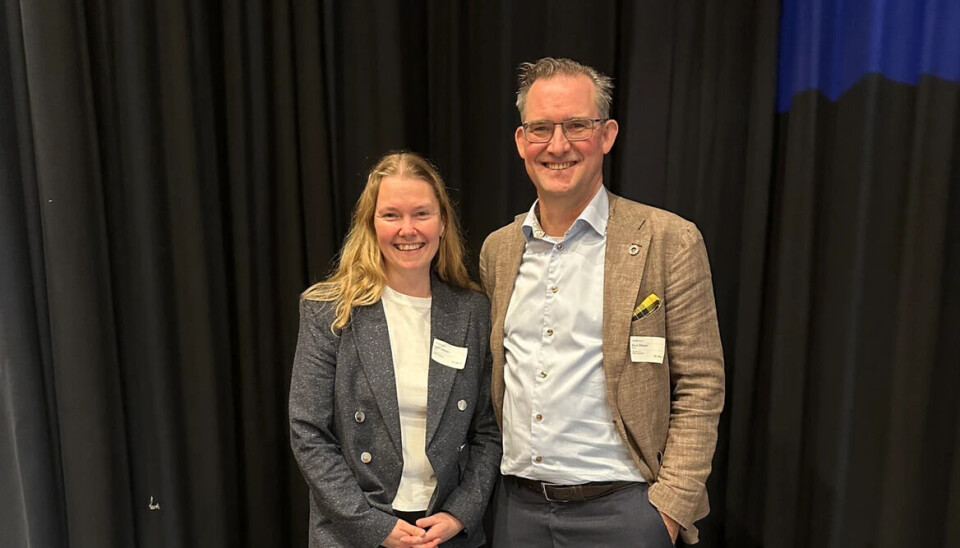 Styreleder Iselin Paulsen ønsker Knut Riksen jr velkommen som ny daglig leder i Stiftelsen Asta.