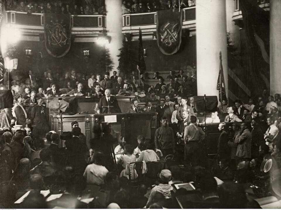 KOMINTERN: De norske delegatene var sikkert i salen da Lenin stod på talerstolen under Den kommunistiske Internasjonales 2. kongress i Moskva, sommeren 1920. Året før ble Arbeiderpartiet medlem av Komintern. Bak Lenin: Henri Guilbeaux, Paul Levi, Grigori Sinovjev, Lev Kamenev.Ved Lenins venstre side: Karl Radek