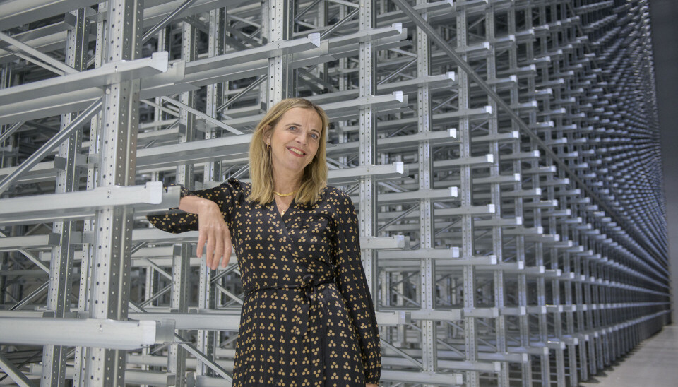 GLA'NYHET: Riksarkivar Inga Bolstad i Arkivverkets magasin i Mo i Rana.