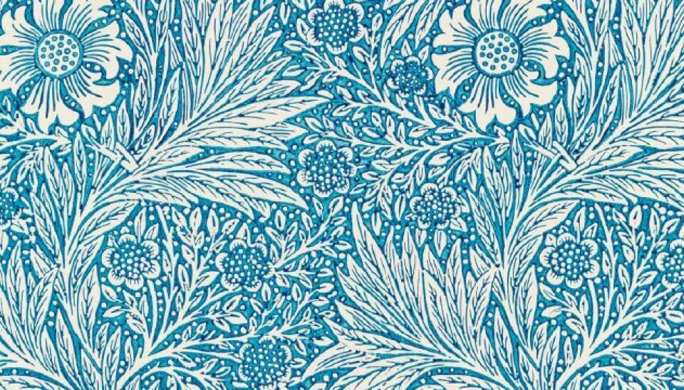 Intervjuet sto først på trykk i Aksess nr. 1 og 2 2025 Et mønster med blå bakgrunn og med blomster og blader i hvitt.