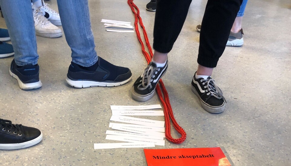 Elever vurderer egne og hverandres uttalelser langs en akseptskala.