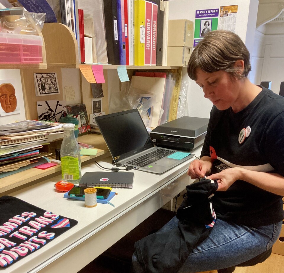 ÅPENT KONTOR: Museumskurator Jenny Noble deler kontor med arkivar, forskere og besøkende. – Det er fint å være del av felleskapet, sier hun.