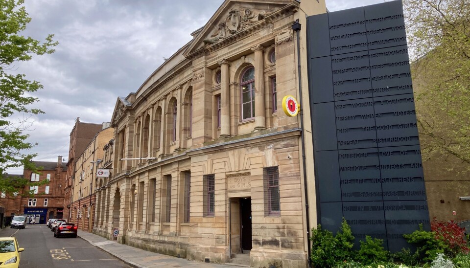 HISTORISK OG MODERNE: Glasgow Women´s Library holder til i et gammelt Carnegie-bibliotek fra 1903 på østkanten av byen. Nå er herrenes store lesesal blitt luftig multibruksrom og hele bygget er fullt av bøker, utstillinger, arkivrom, møteplasser og kvinnehistorier. En ny heis, installert for å sikre full tilgang til hele bygget, ble laget som en moderne kunstinstallasjon, dekorert med boktitler.