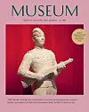 Forsiden til Museum nr. 2 2025. Det står Museum på en rosa bakgrunn. I midten er det et bilde av en hvit skulptur av en soldat.