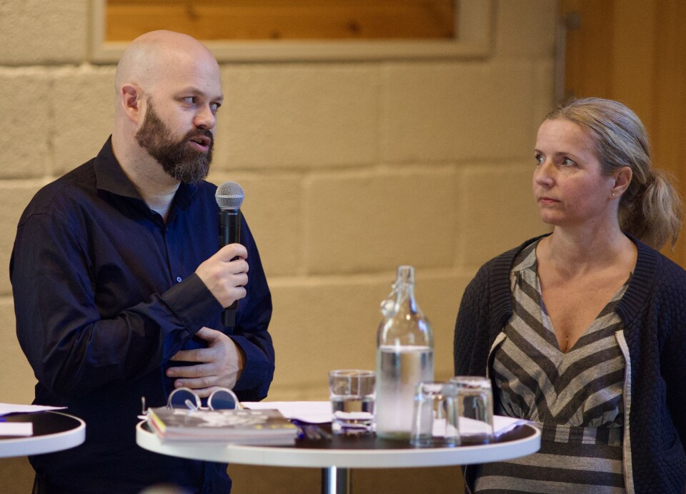 SKUFFET: Arkivforbundets generalsekretær Kjetil Landrog ble skuffet over at Aksess ikke ble tildelt midler over statsbudsjettet i år. Til høyre redaktør Heidi Meen. Kjetil Landrog fra Arkivforbundet snakker i mikrofonen, og Heidi Meen fra Aksess står ved siden av og ser på.