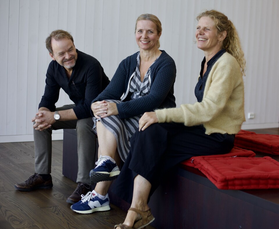 VAKTBIKKJENE: Arne Olav Hageberg, Heidi Meen og Ellen Lange er redaktør for hvert sitt tidsskrift i ABM-sektoren. På bildet sitter Arne Olav Hageberg, Heidi Meen og Ellen Lange ved siden av hverandre på en benk inne i et rom.