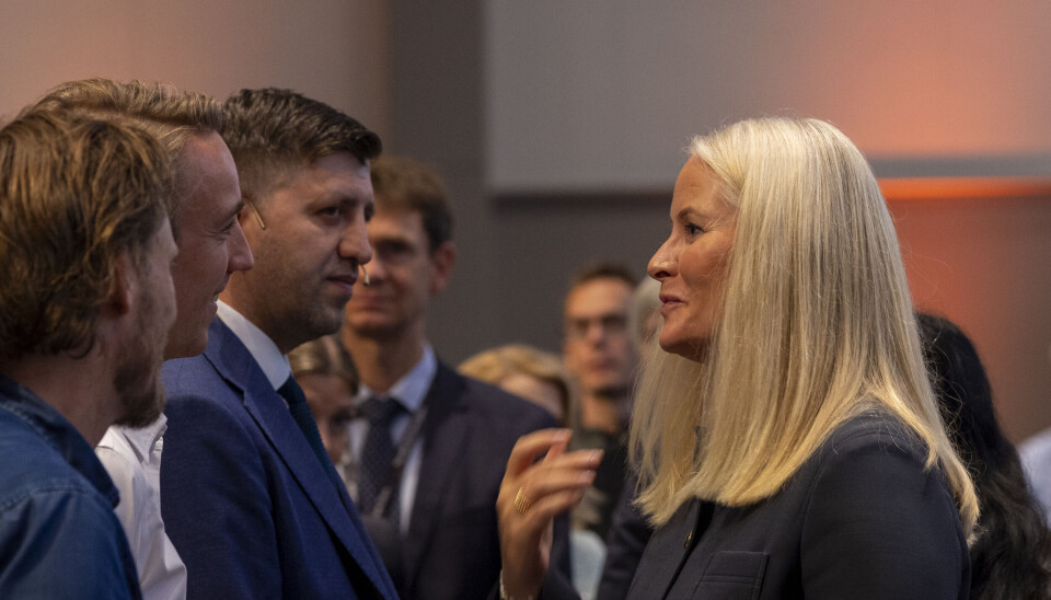 HØYTID: Kronprinsesse Mette Marit sørget for en høytidelig ramme rundt Nordiske arkivdager. Her i samtale med hovedinnlederne, blant dem Anatolii Khromov.